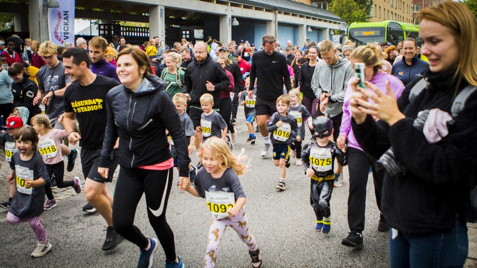 På bilden syns uppståndelsen vid barnens KK-joggen 2023.