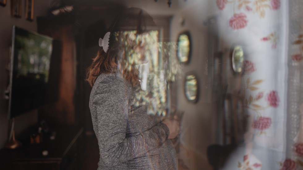 Lina är gravid i åttonde månaden. Hon har känt stor stress under graviditeten på grund av fakturan och mejlen från kliniken om att betala direkt för att slippa att Kronofogden blir inblandade.