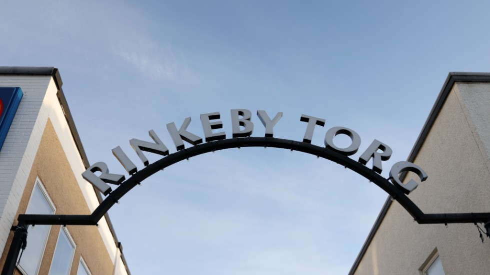 I Stockholmsförorter som Rinkeby lever den nya arbetskraften parallellt med ett stort utanförskap.