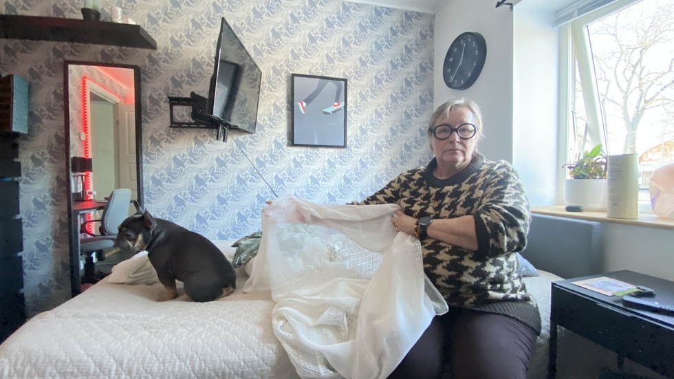 Sängkläderna, kudden, överkastet och gardinerna har brännmärken. Katarina Wenström berättar att väggen nedanför klockan också var helt sotig.
