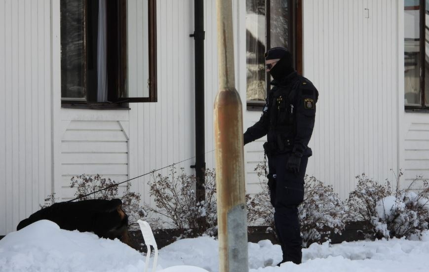 Polisen använde sökhundar för att säkra bevis efter knivdådet den 31 mars i år.