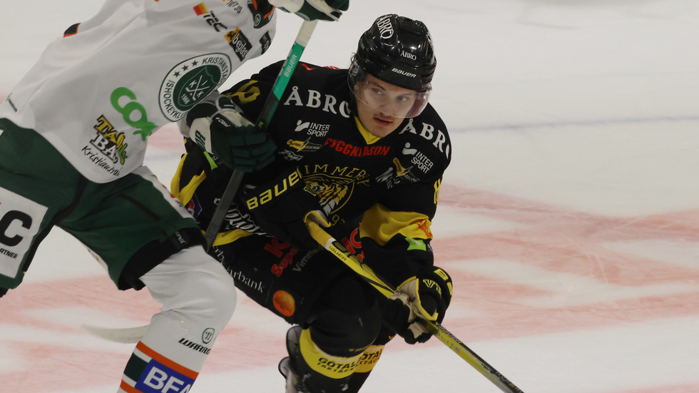 Sebastian Linder är inte längre en del i Vimmerby Hockey. Nu söker forwarden ny klubb.