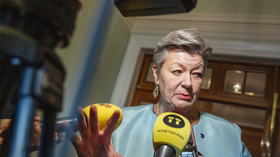 Nyligen uppdagades att en av de organisationer som har drivit på hårdast för lagstiftningen Chat Control, Thorn, också besitter den programvara som behövs för att förslaget ska implementeras. En av de personer som organisationen har jobbat närmast är kommissionären Ylva Johansson (S). 