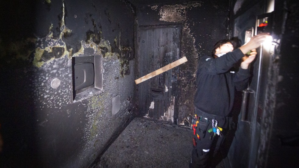 Inom loppet av 13 minuter genomfördes tre brandattentat i tre olika trappuppgångar i Brandkärr, sent på kvällen den sista september. 