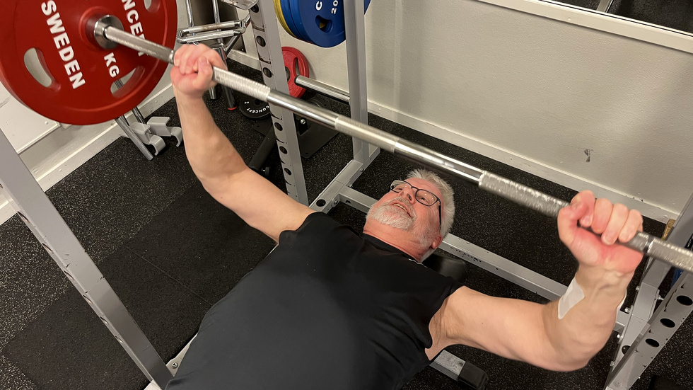 Peter tränar på gymmet på Västerviks sjukhus. Tillsammans med fem kollegor förbereder han sig för Göteborgsvarvet i maj.