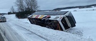 Buss välte på E22 – hamnade liggande i diket