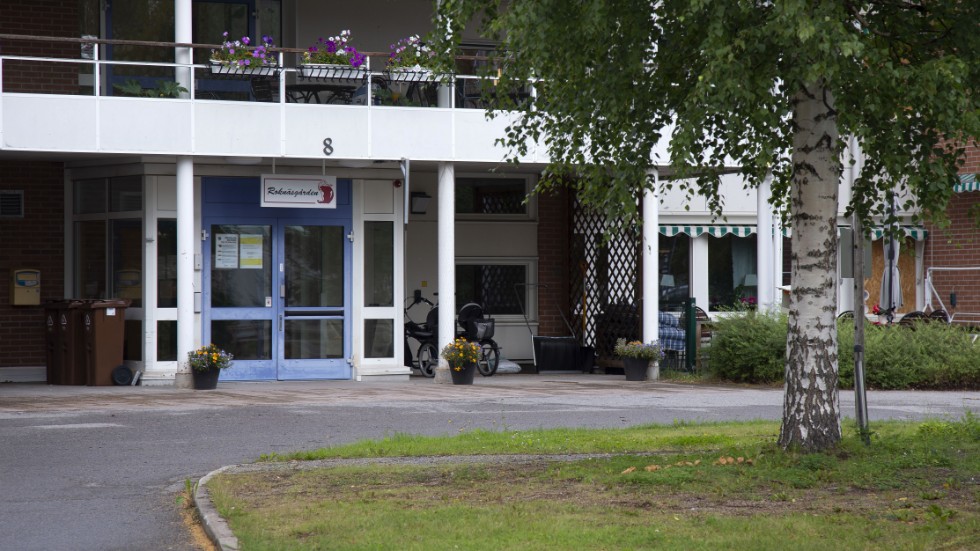 Roknäsgården har 46 platser och en nedläggning där skulle ge en större besparing än Rosågränd. (Arkivbild)