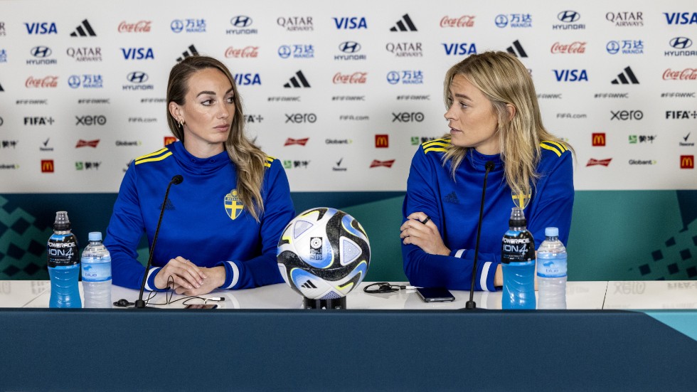 Kosovare Asllani och Fridolina Rolfö under fredagens presskonferens med det svenska landslaget inför lördagens VM-match mot Italien.