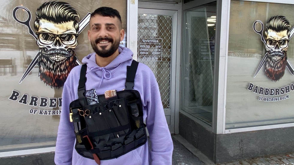 Som barberare har "Medo" verktyg som man normalt sett inte finner i en frisersalong, som specialmaskiner och rakknivar. Snart nyöppnar han sin salong vid Stortorget.