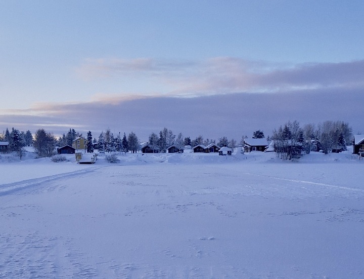 Isvägen i Lainio i morgoljus.