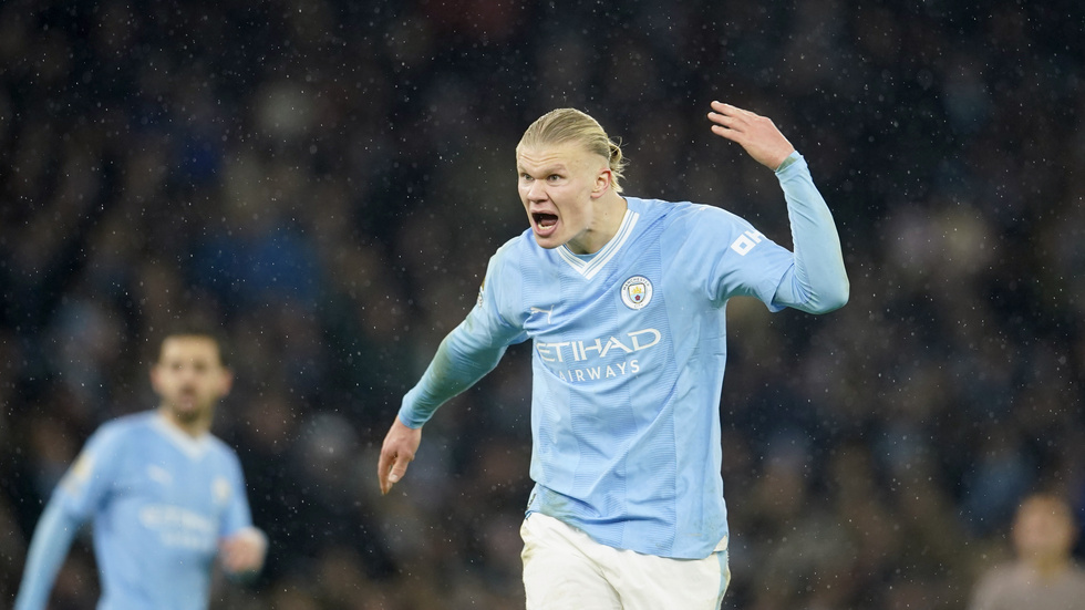 Manchester Citys Erling Braut Haaland reagerar på den feldömda frisparken.