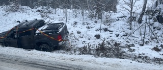 BILDEN: Bilen i diket efter kollision med timmerbil 