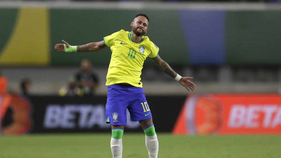 Brasiliens Neymar firar efter att ha gjort lagets fjärde mål och att han därmed passerade Pelé som det brasilianska landslagets främste målgörare.