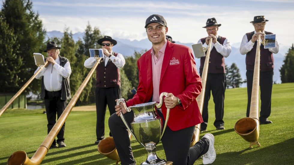 Ludvig Åberg med segerbucklan efter förra veckans seger på Europatouren på Crans-sur-Sierre GC i Schweiz, svenskens första som proffs.