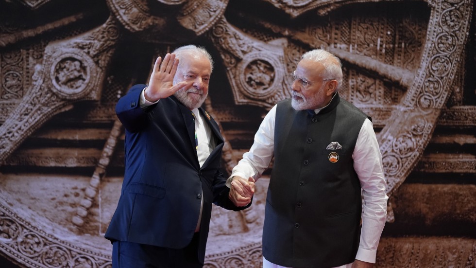 Brasiliens president Luiz Inácio Lula da Silva och Indiens premiärminister Narendra Modi hälsar på varandra under helgens G20-möte i Delhi.