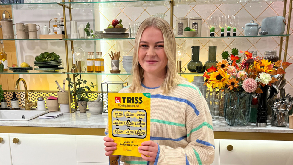 Vid ett arbetspass på Pressbyrån i Gnesta sålde Fanny Karlsson en Triss med en tv-vinst till en stamkund. Under onsdagen gästade hon TV4:s Nyhetsmorgon och skrapade där fram en vinst på 250 000 kronor, för kundens räkning.