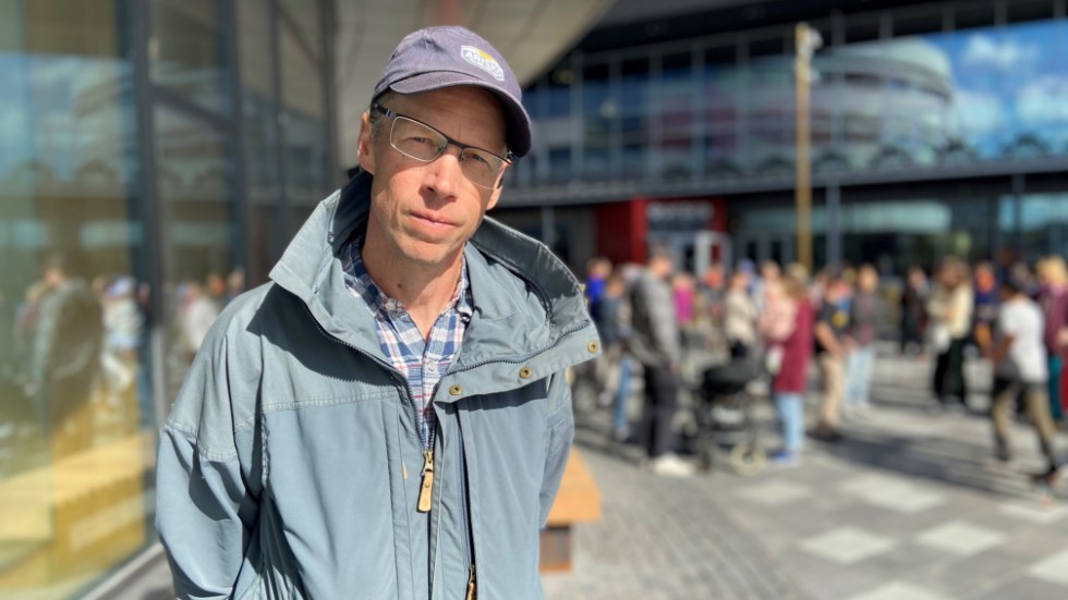 LKAB:s presschef stod bland besökarna och lyssnade till manifestationen. 