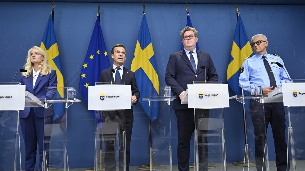 Under torsdagen höll regeringen en pressträff för att informera om det försämrade säkerhetsläget: Säkerhetspolischefen Charlotte von Essen, statsminister Ulf Kristersson (M), justitieminister Gunnar Strömmer (M) och (th) rikspolischef Anders Thornberg.