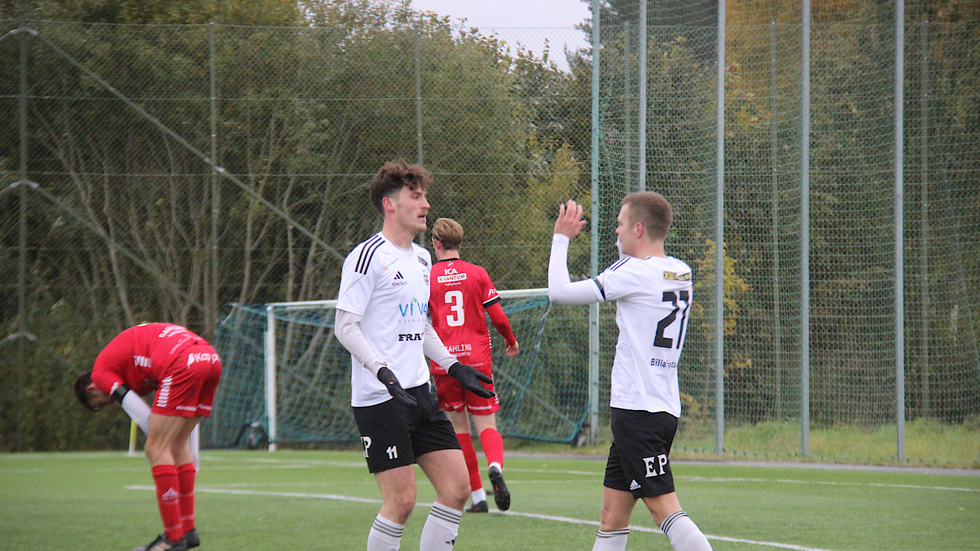 Jonathan Sjögren och Johan Eriksson firar 1-0-målet för Fanna BK mot Vallentuna.