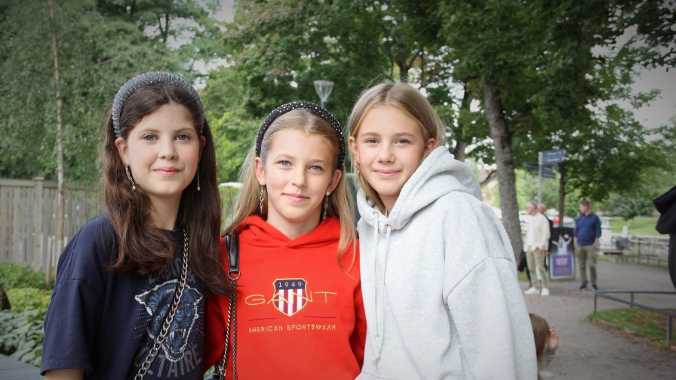 Barbro de Korostenski, 13, Mia Boivie, 13, och Ciara Berg, 12, har lyssnat på Hov1 i flera år.