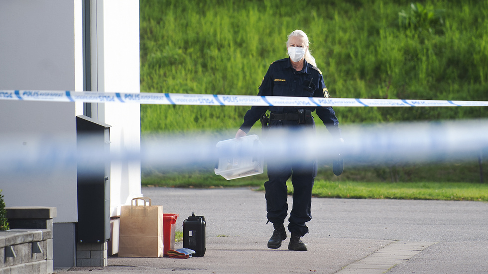 Polisen undersöker brottsplatsen i Högbrunn där en bomb smällde av tidigare i år. Nu liknar insändarskribenten Haiti med Sverige. Arkivbild