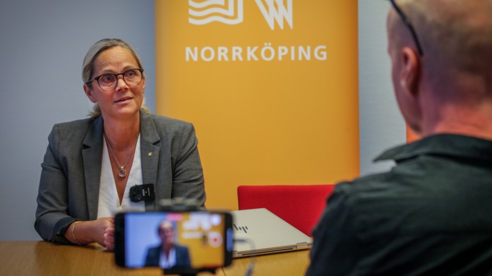 Anna Selander, kommundirektör, ser inget problematiskt med att hon ger uppdrag till sin förra arbetsgivare.
