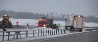 Bil sladdade in i mitträcke på E4