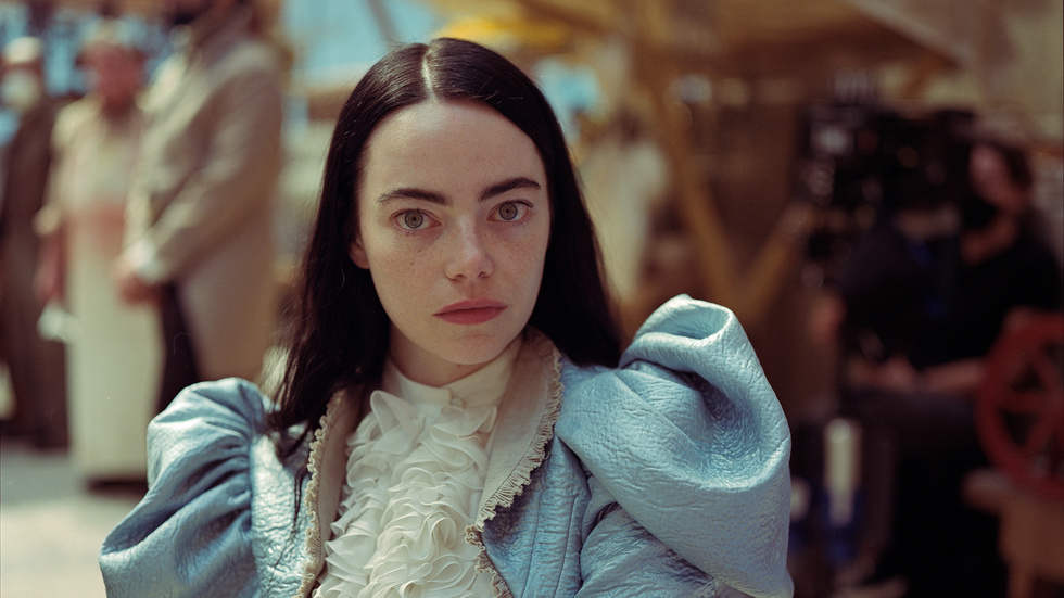 Emma Stone som naturbarnet Bella Baxter i "Poor things". Pressbild.