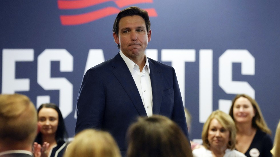 Ron DeSantis vid ett kampanjmöte tidigare i juli. Floridaguvernören ligger drygt 30 procentenheter efter Donald Trump i striden om att bli Republikanernas presidentkandidat.