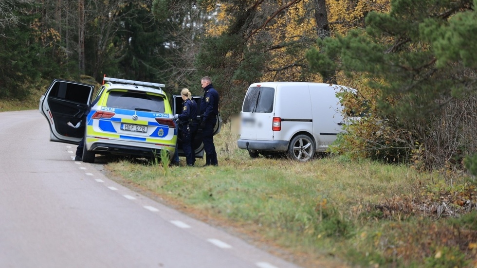En bil har kört av vägen.
