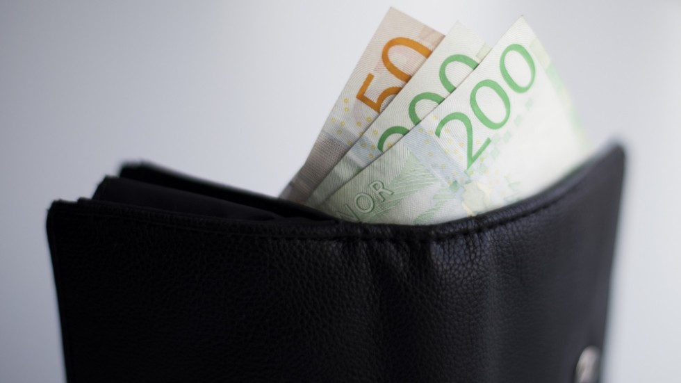 Det ska inte ge skillnad i plånboken på att bo i en låg- eller högskattekommun, tycker skribenten som vill att systemet med kommunalskatt ska ändras i grunden.