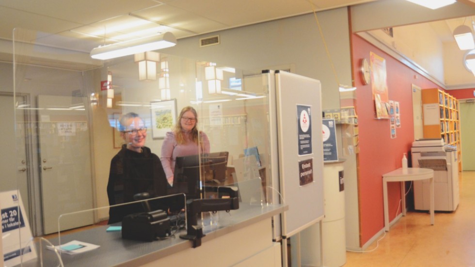 Bibliotekarierna Amanda Brundin och Sofia Sundström tycker att det är kul att man sakta men säkert börjar återgå till det normala.