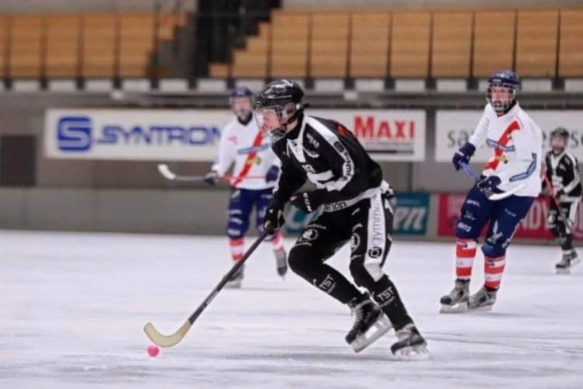 Alex Höög har fått debutera i högsta serien med Sandvikens AIK. Nu uppvaktas 18-åringen av IFK Motala om en hemkomst.