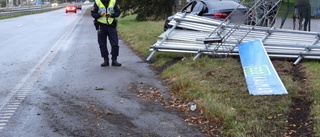 Personbil mejade ner en stor vägskylt