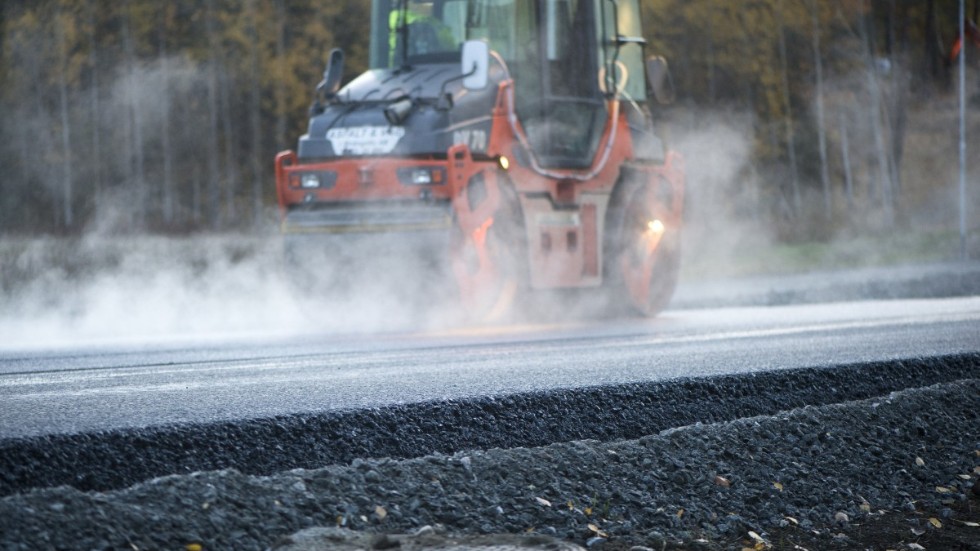 Konkurrensverket utreder om kommunen gjort sig skyldig till otillåten direktupphandling. Det berörda avtalet är värt 9,5 miljoner och avser vägunderhåll.