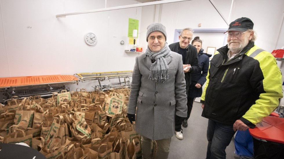 Hundratals matkassar lastades in på akutmottagningen. Här syns Elias Eldenblom tillsammans med Björn Nilsson. I bakgrunden syns även Vasilis Kanellos och Christine Hjertsson från GIFF.