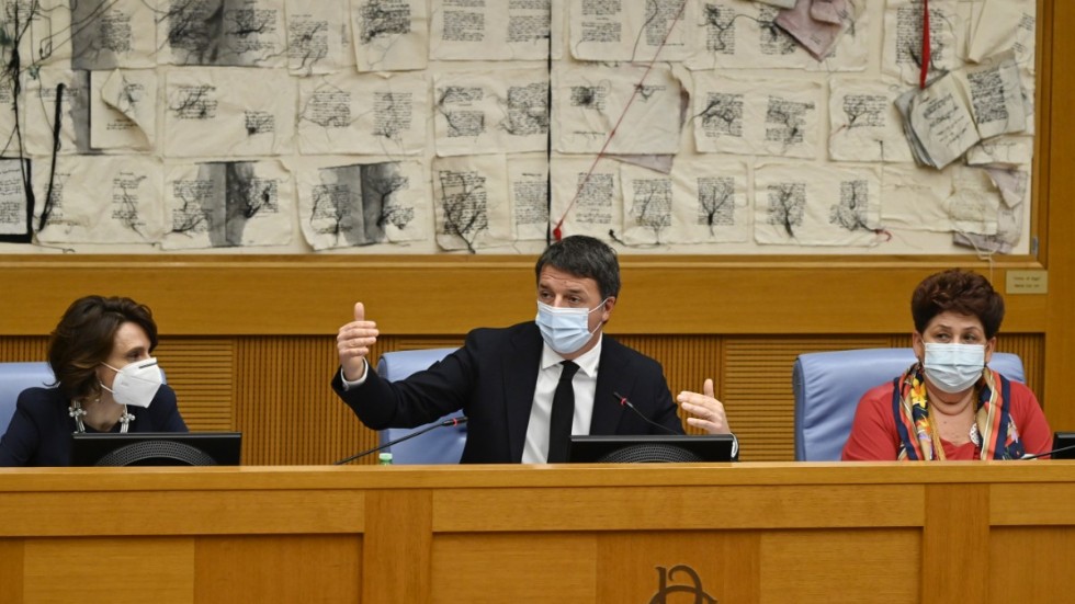 Matteo Renzi (mitten) utlöste en regeringskris när han meddelade att hans parti Levande Italien drar sig ur. Här håller han presskonferens med partiets avgående ministrar Elena Bonetti (vänster) och Teresa Bellanova (höger), på onsdagen.