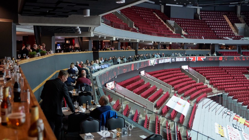 Restauranggäster i Malmö arena under SHL-mötet mellan Malmö och Örebro.