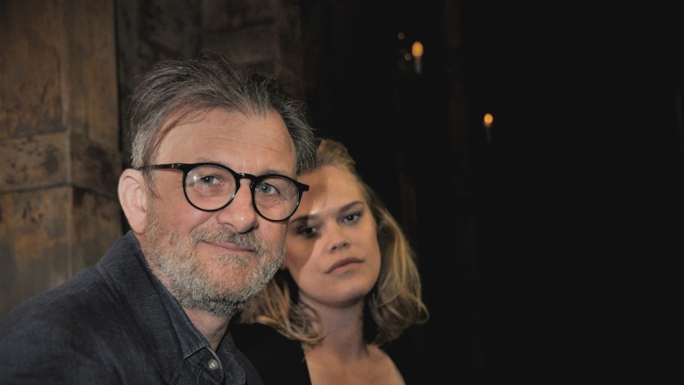 Nikolaj Cederholm står för manus och regi i uppsättningen "Bellman 2.0", Julia Frej gestaltar Ulla Winblad på scen.