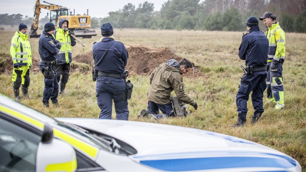 Andreas Grönström, polisassistent och ammunitionsröjare, undersöker granaten som hittats under den arkeologiska undersökningens första dag.