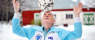 83-årige legendaren vägrar släppa taget om bollen