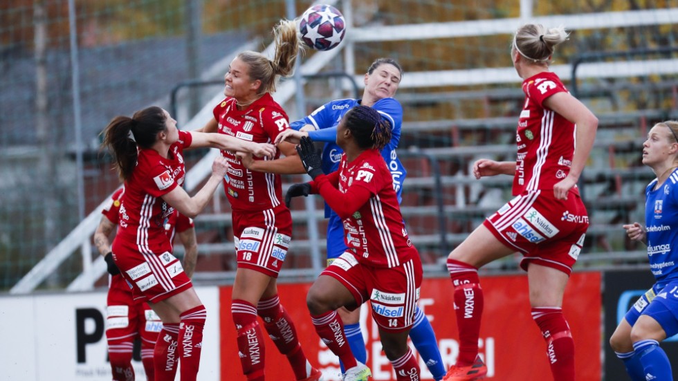 Piteå hoppas kunna spela dagens match utomhus trots snöväder. Arkivbild.
