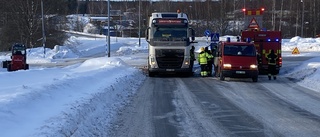 Lastbil krockade med plogbil – en förd till sjukhus