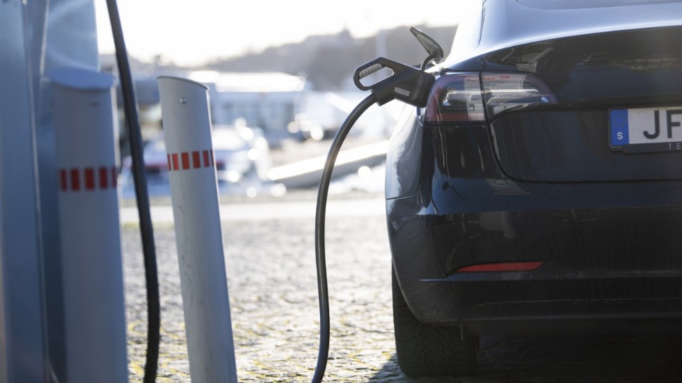Snabbare utbyggnad av laddstationer. Storskalig batteridrift av transporter är en omöjlighet utan kraftigt utbyggda laddningsmöjligheter vid vägarna, skriver Frida Boklund och Johan Grip, Företagarna.