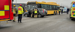 Fördes till sjukhus efter krock med buss