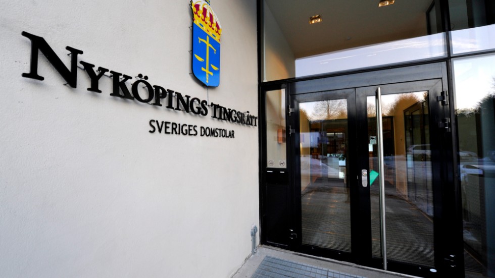 Mannen som ny åtalas vid Nyköpings tingsrätt misstänks bland annat ha försökt råna tre personer i Malmköping i fjol.