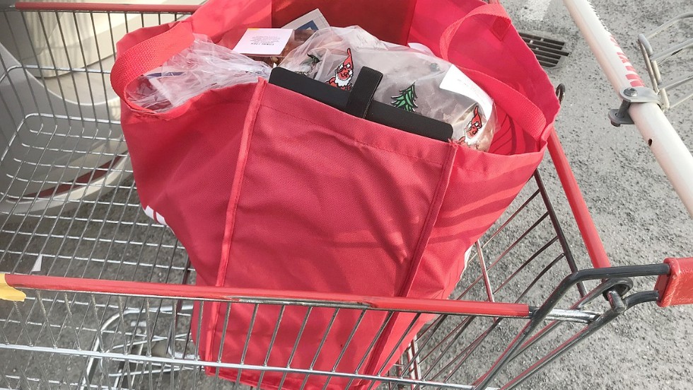 Allt fler väljer tyg- och papperskassar, menar insändarskribenten. 