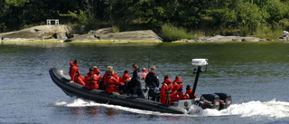 Båt gjorde kraftig gir – 12 personer flög ur