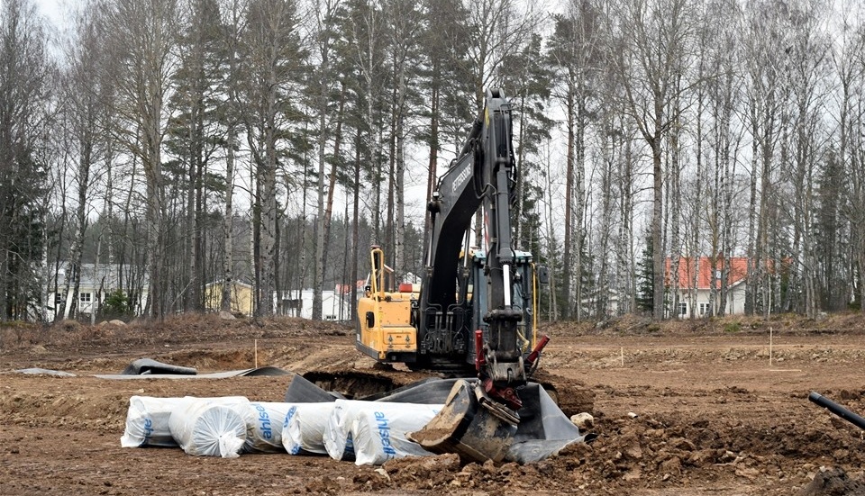 Grävskopor och byggkranar avlöser varandra i Harvestad. Foto: Tommy Pettersson