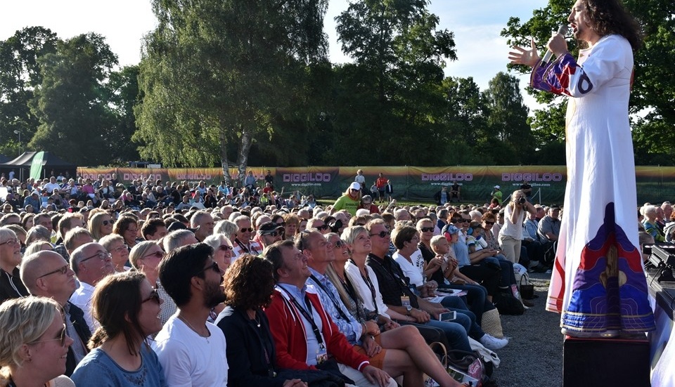 Tomas Di Leva kärleksbombar publiken.